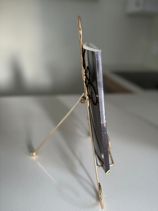 Sleek recipe table display shelf