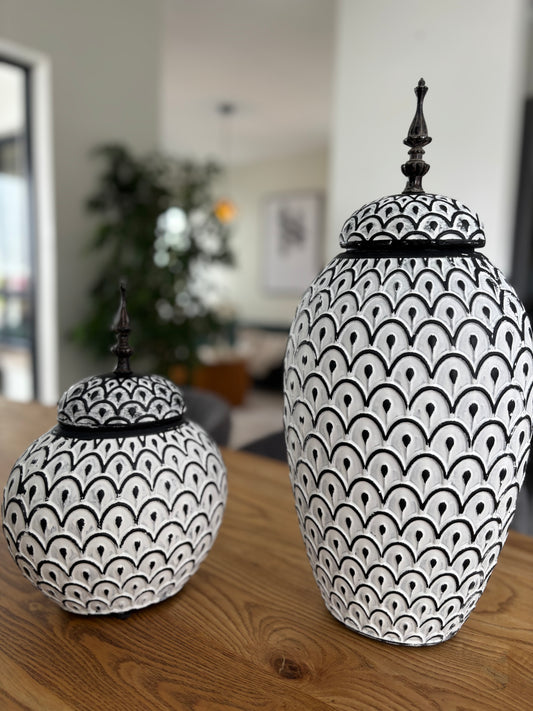 Zina black & white vases