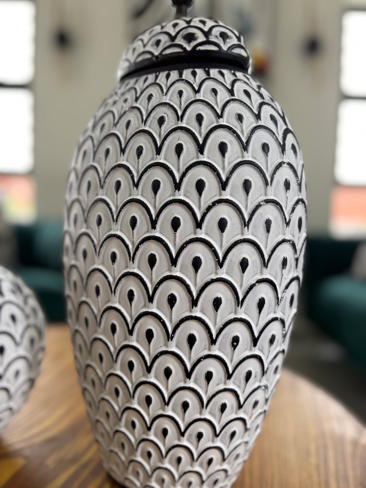 Zina black & white vases