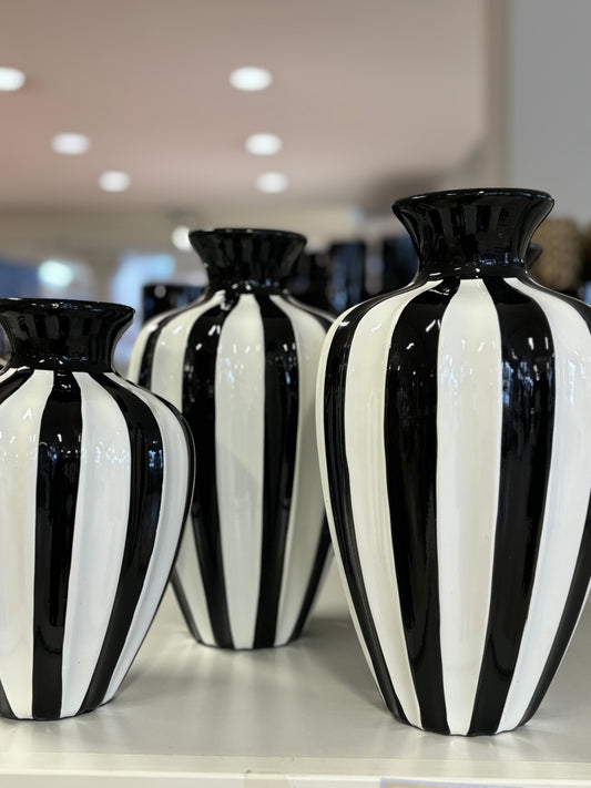 Nomu Black and White vase