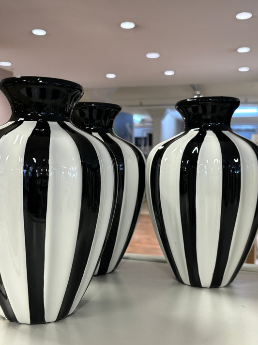 Nomu Black and White vase