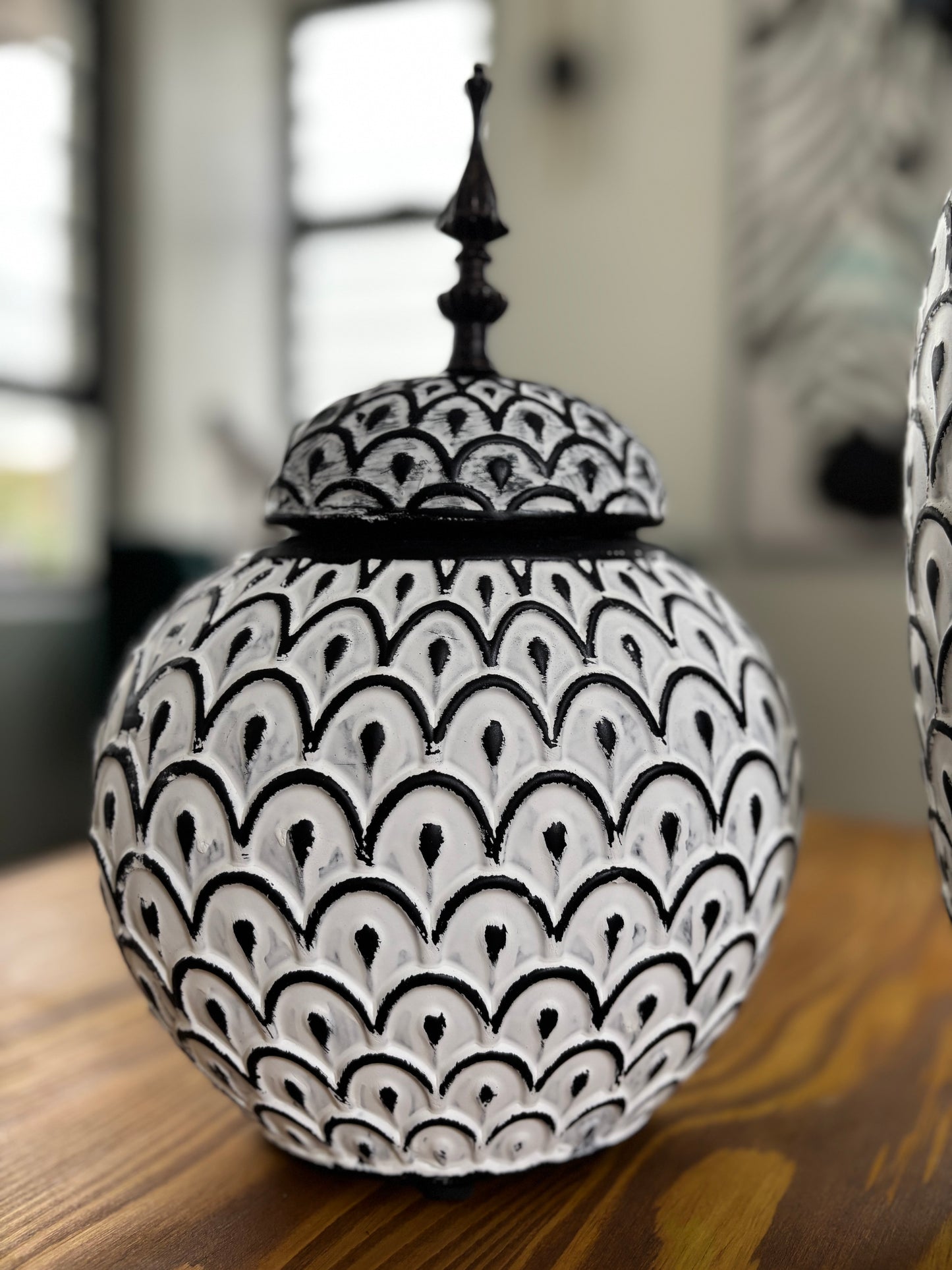 Zina black & white vases
