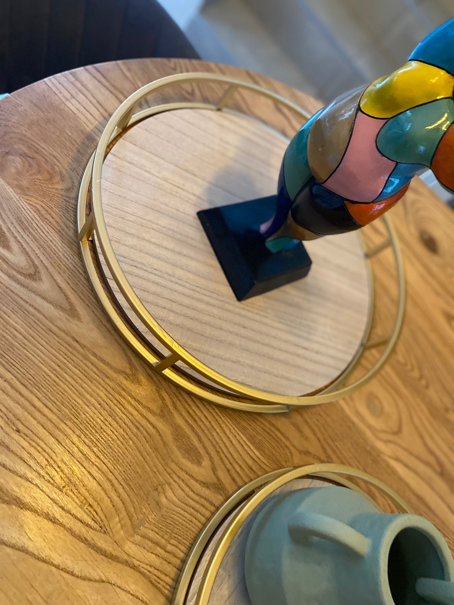 Set of 2 gold trays with wooden base